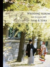 美しい紅葉の中で手をつなぎ合うお二人がロマンチックなこちらは、京都今宮神社でのロケーションフォトをまとめたアルバムです