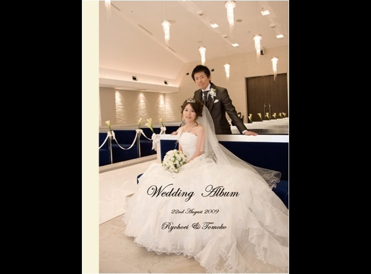 お二人の結婚式の舞台はアルカンシエル横浜。1頁目：結婚式アルバム