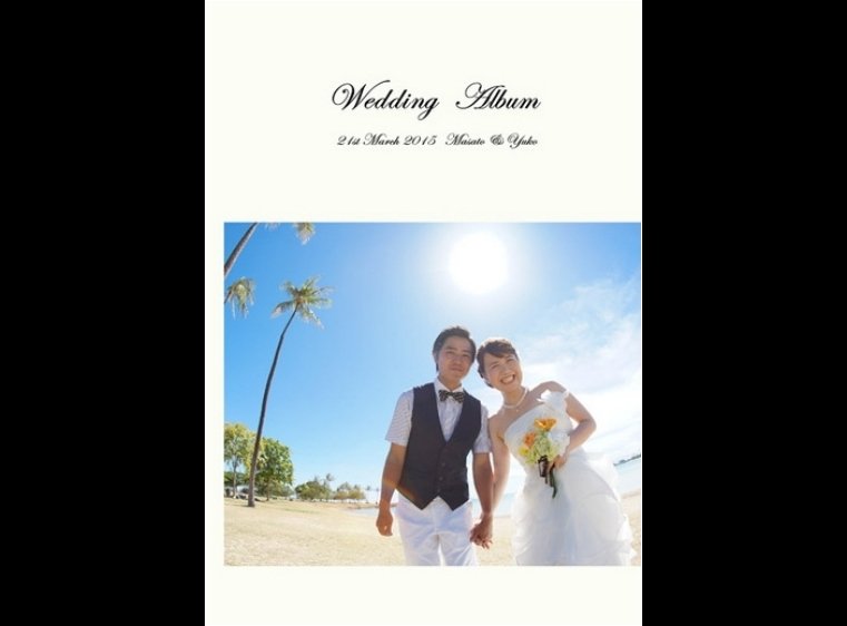 太陽を背に笑顔が輝いている表紙のお二人、ハワイでロケーション撮影をされました。1頁目：結婚式アルバム