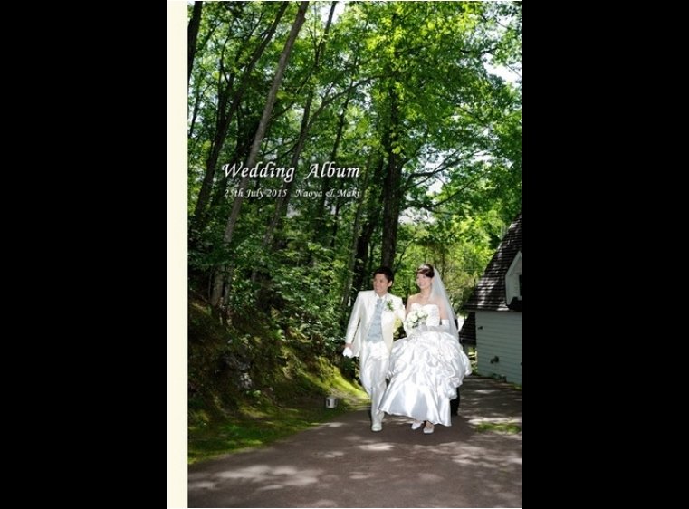 森の中を歩く新郎新婦が鮮やかなこちらは、軽井沢白樺高原教会での挙式とロケーション撮影、ご家族でのパーティーをまとめたものです。1頁目：結婚式アルバム