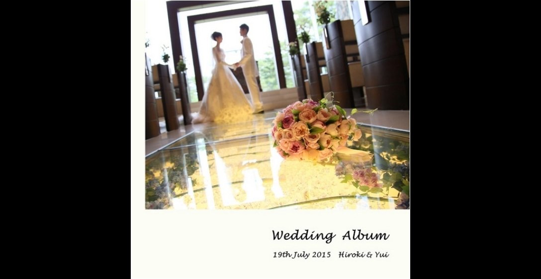 ガラス張りのバージンロードが特徴的なこちらの式場、足元からのライトアップが幻想的にお二人を照らします。1頁目：結婚式アルバム