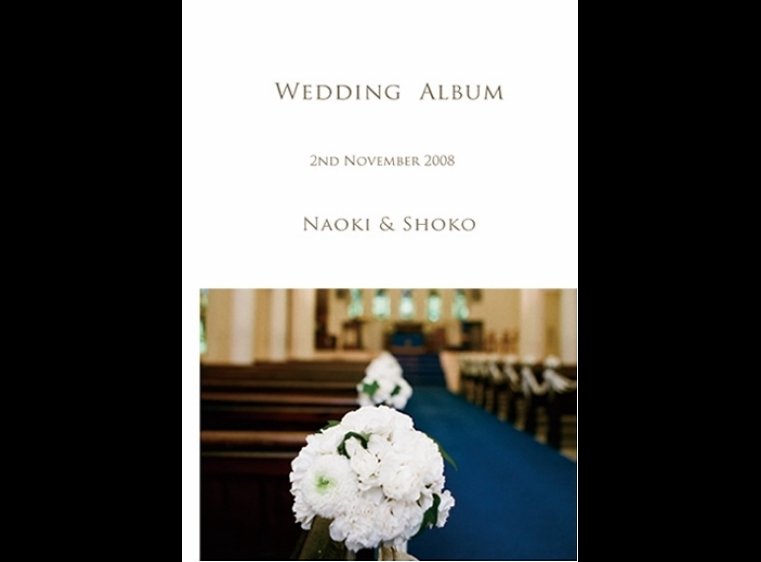 青いバージンロードに花の白さが映える素敵な表紙です。1頁目：結婚式アルバム