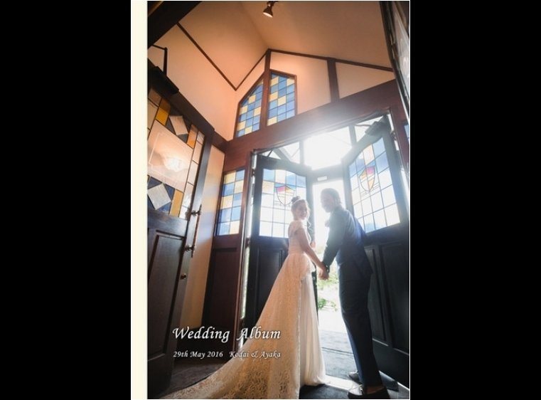 表紙の写真は扉が開いたはじまりを感じさせる一枚。1頁目：結婚式アルバム