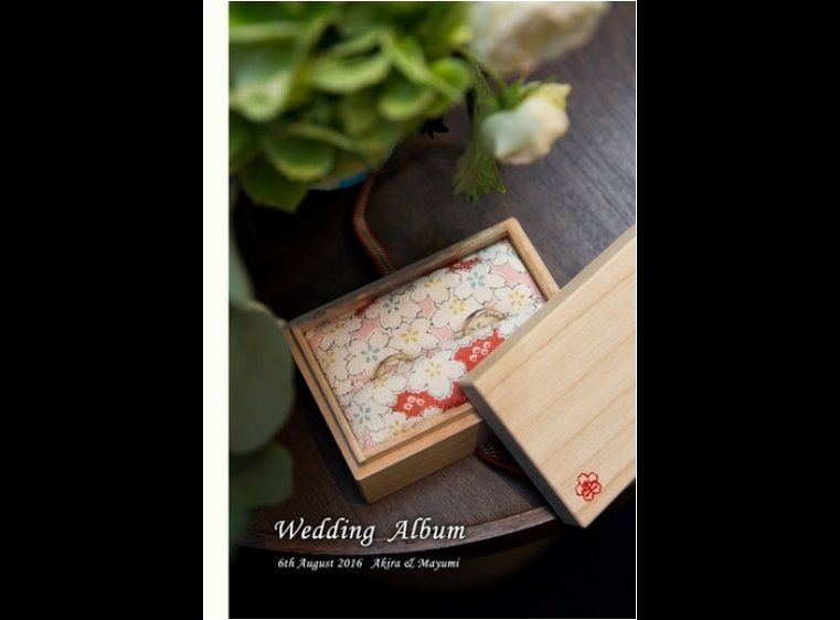 桐の箱に入った桜の模様が可愛らしい和柄のリングピロー、そのお写真を表紙に選ばれました。1頁目：結婚式アルバム
