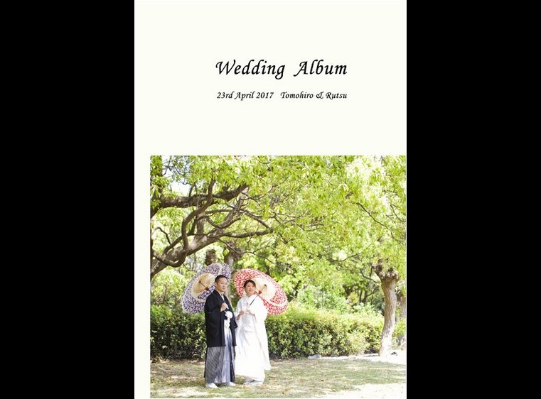 まるで海外リゾートのような明るく爽やかなお写真が沢山入ったこちらのアルバム。1頁目：結婚式アルバム
